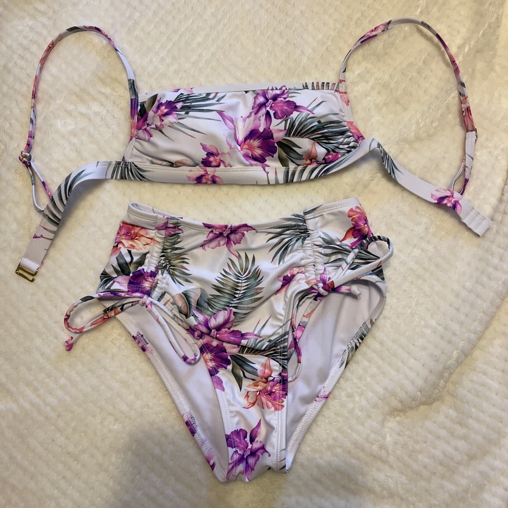 Bikini - Picture 1 of 2